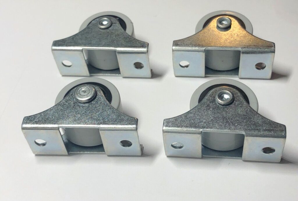 Duas rodas fixas IKEA 111402 com placa e parafusos auto-roscantes.